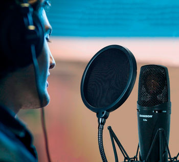 PS01 Pop Filter Singer 2